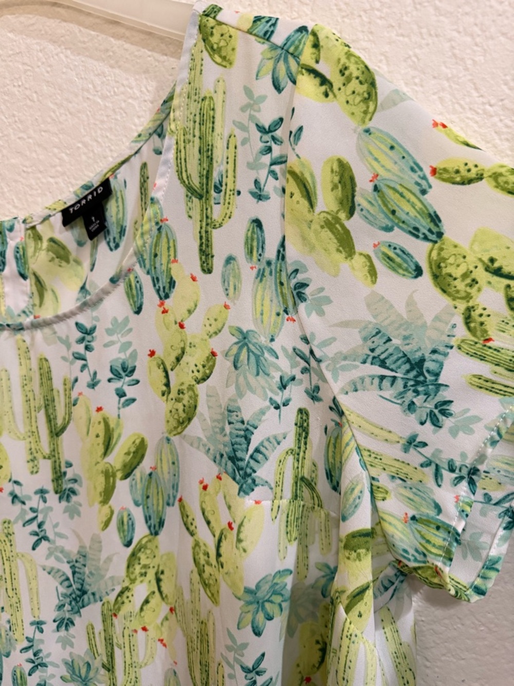 Torrid Green Cactus Print Flutter Sleeve Blouse Size 1 - Picture 5 of 12